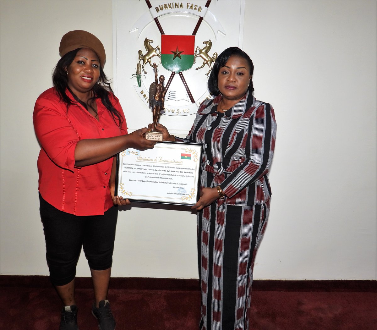 Madame Andréa Carole OUEDRAOGO, promotrice de « La nuit de la voix d’or du Burkina », a traduit sa reconnaissance à Madame Hadja OUATTARA/SANON, Ministre en chare de l’Economie Numérique, pour avoir accepté parrainer la première édition de sa manifestation.