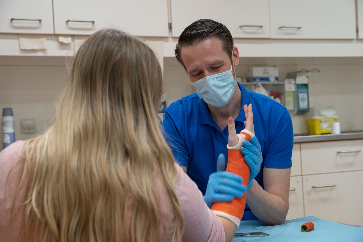 Fracturenpoli // Om mensen met botbreuken goed en op tijd te kunnen helpen, opent ziekenhuis St Jansdal in Lelystad voor komend weekend een fracturenpoli. 

Meer info:  bit.ly/3a8ovXa

#jezorgtvoorelkaar #zorgdichtbij