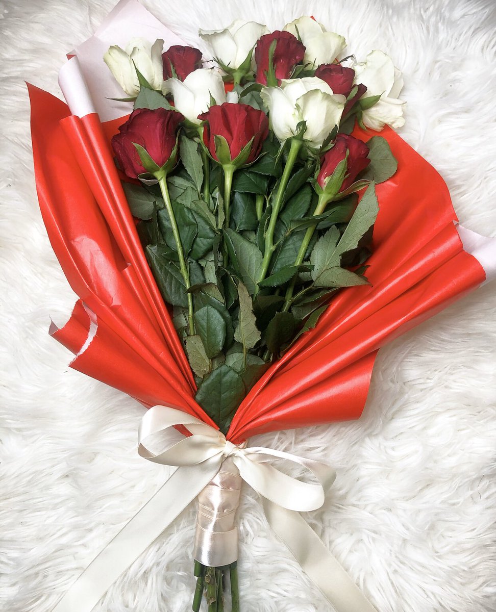 TheBnRBotswana's tweet photo. Get our Custom mixed rose bouquet for P380 And only spend P280 for a single colour.
Add some Macaroons for only P60
Call or app 73913277
Email: thebnrbotswana@gmail.com
#ntshamoragobw #girltalkbw https://t.co/57KQMiK0AE