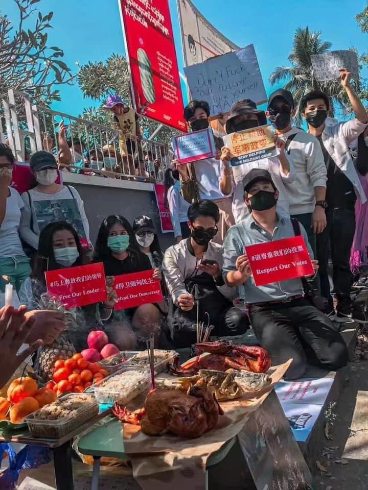 This is how Burmese-Chinese celebrate the CNY while protesting against the military coup.

#WhatsHappeningInMyanmar
#FightForDemocracy
#Coup11Feb