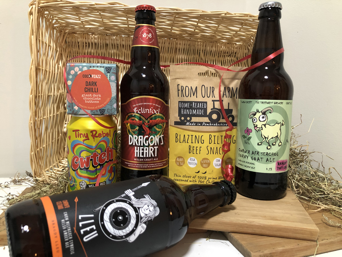Eich hanfodion #ChweGwlad mewn hamper i’w fwynhau o gartref. Danfoniad i'ch stepan drws.

Your #SixNations essentials in a hamper to enjoy from home. Delivery to your doorstep.

Linc / Link: 
blasarfwyd.com/caru-cwrw-love…

#sixnations #beer #hamper #rugbyessentials #Wales #Cymru #yagym