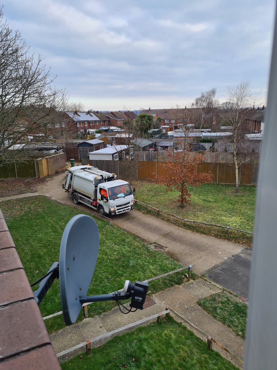 ladyboss25's tweet photo. @EastleighBC binmen driving past the my flat and not emptying the bins at 13-24 Devon Close. It's be 4 weeks since the bins have been emptied. https://t.co/elCzGjHmGF
