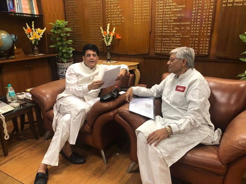 LakhanNalawat's tweet photo. @AIRAAAOFFICIAL 🇮🇳🇮🇳🇮🇳🇮🇳🇮🇳🇮🇳🇮🇳🇮🇳🇮🇳🇮🇳🇮🇳
Rail Apprentice मात्र एक ट्रेनिंग नहीं है बल्कि यह भविष्य है क्योंकि एक technician की ट्रेनिंग भी 6 महिने की ही होती हैं पर अप्रेंटिस तो 3 सालों का अनुभव होकर बेरोजगार हैं सरकार किस मुंह से स्किल इंडिया की बात करती हैं.
#RailApprenticeAsking4Justice https://t.co/4mfO1S849o