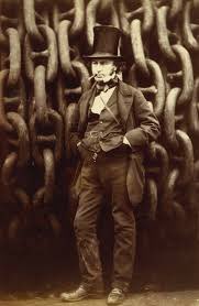 Isambard Brunel, probablemente el ingeniero más molón de la historia y uno de los más ocupados de faena infinita. Lo está petando a la vez en otra de las lineas férreas de la isla, pero cuando su amigo va a flotar las vigas, se pira hasta Menai para estar con él y ayudarlo.