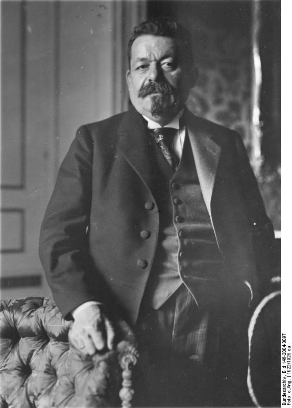  #OTD 1919 Friedrich  #Ebert, devoted Social-Democrat, saddler by profession & former owner of a Kneipe "Zur Gute Hilfe" in  #Bremen, was voted the 1st President of the new GER Republic during 5th national assembly in  #Weimar. Why Weimar and not  #Berlin?(1)