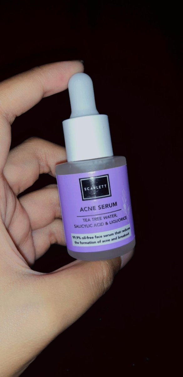 untuk yg jerawatan kalian bisa pake variant yg ungu ini. Yups acne serum kandunganya bagus bgt buat jerawat ada vit.C nya ada tea tree , salycilic acid