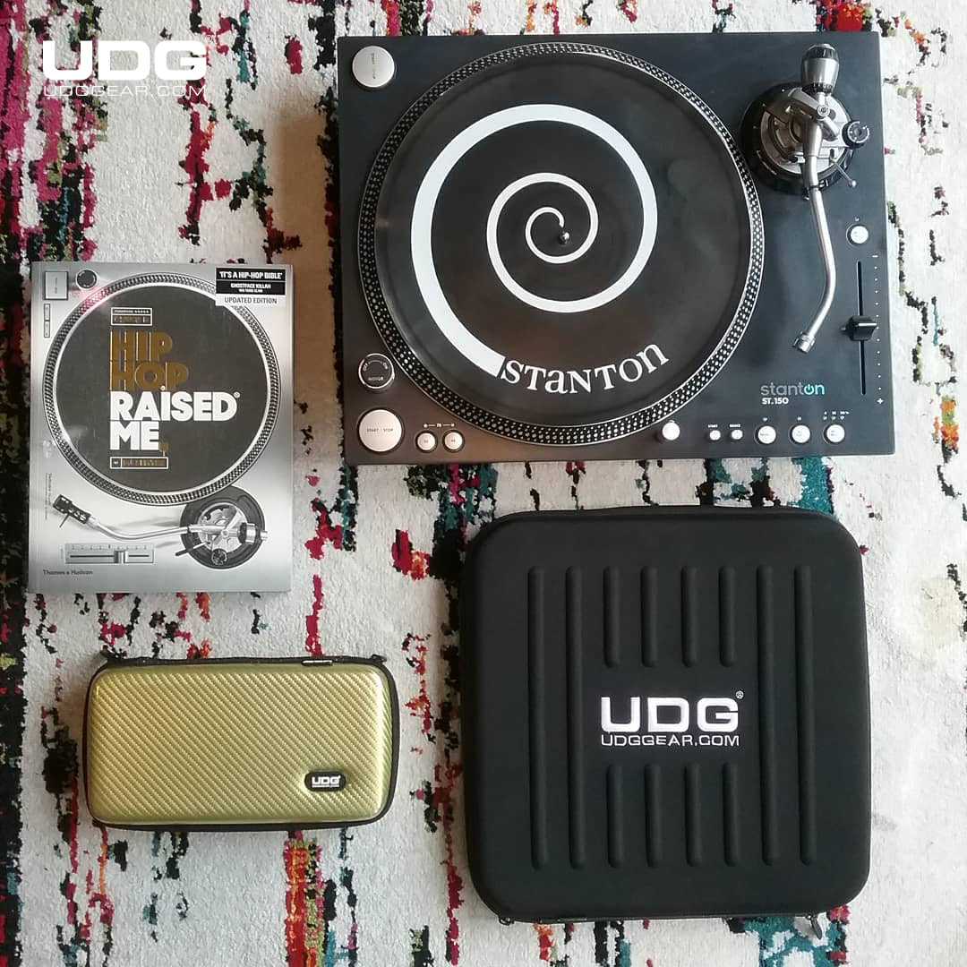 udggearcom's tweet photo. Thanks @djtrailblaza for showing your UDG Creator Tone Control Shield & Cartridge Hardcase in action!
#UDG #UDGGEAR #Deejay #Producer #DJLIFE #UDGonTheRoad #DJonTour #tonecontrol #hardcase #vinyl #Ilovevinyl #serato #Rekordbox #TraktorDJ #Stanton #turntable #cartridge #sturdines https://t.co/hIj7VCewyI