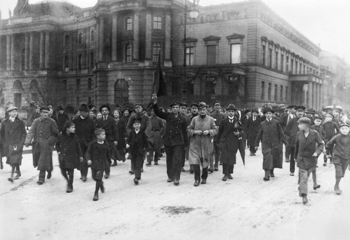 (2) It had an image problem:  #Berlin symbolised Prussia's upper hand in GER & was associated with everything thought un-GER (disorder, lack of sense of "Heimat", mob, whining). Fake news campaign followed. So Curt  #Baake, Ebert's advisor, came up with Weimar ( #Goethe  #Schiller).