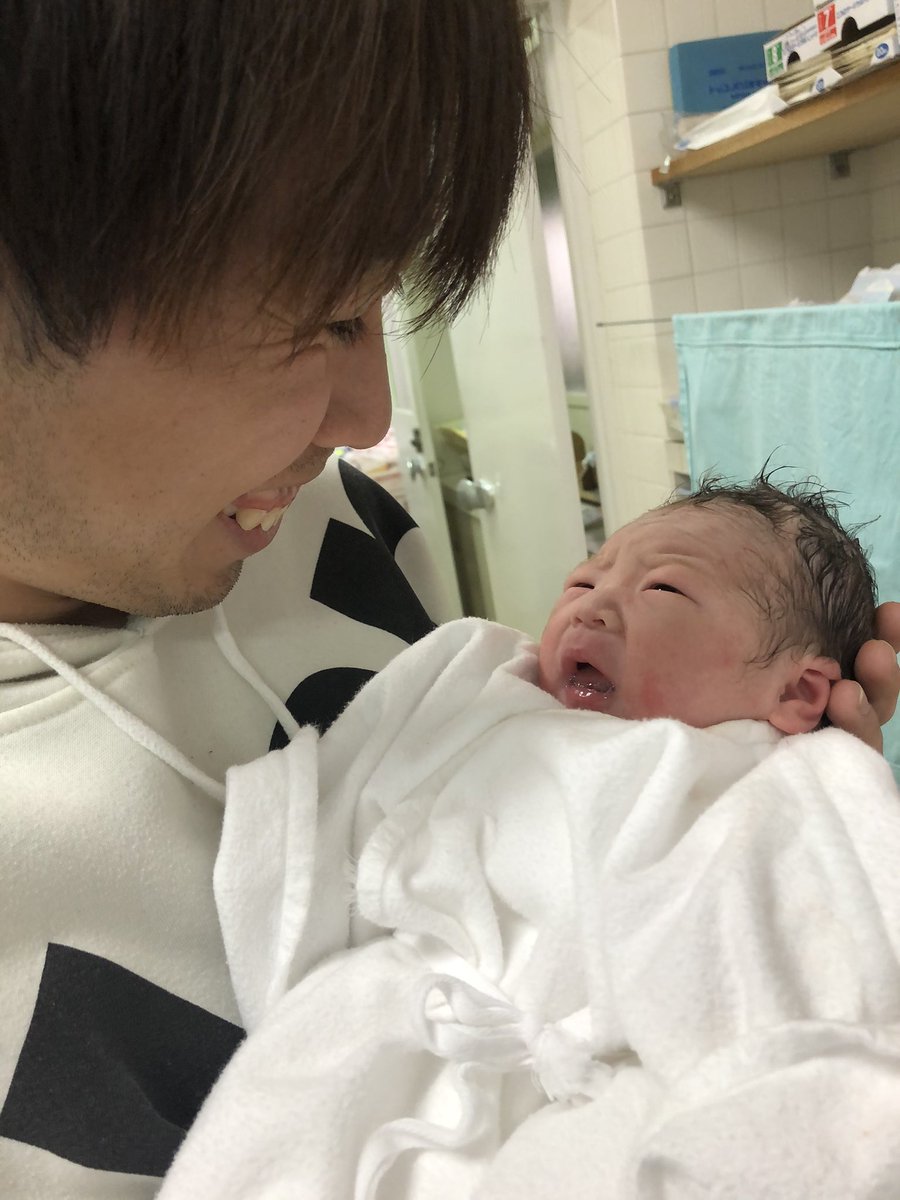 0305Myiko's tweet photo. 2/8無事に元気な女の子を出産しました👶🏻💕
妊娠してから初めてのことがいっぱいあって大変なこともあったけど、翼くんが1番近くでずっと支えてくれたおかげでここまでこれました。
たくさん助けてくれた周りの人にも感謝です。
まだまだここからがスタート✨
親子3人で頑張ってこ🥰 https://t.co/JhalrykZxq