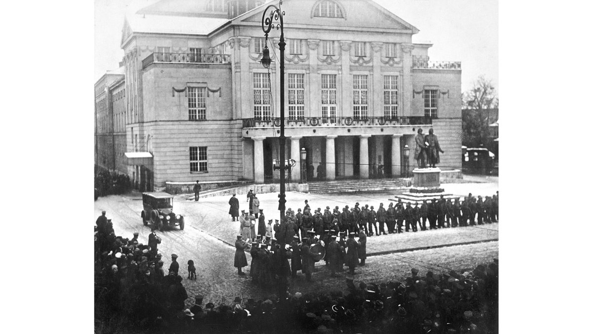  #Weimar proved to be an excellent choice & the National Theatre as a venue brought (almost) nothing but positive associations even in  #Bavaria (on the brink of leaving GER for Austria again) & Cologne (caleld  #Berlin "heimatlose, großstädtiche Pöbel").  #Berlin could wait.