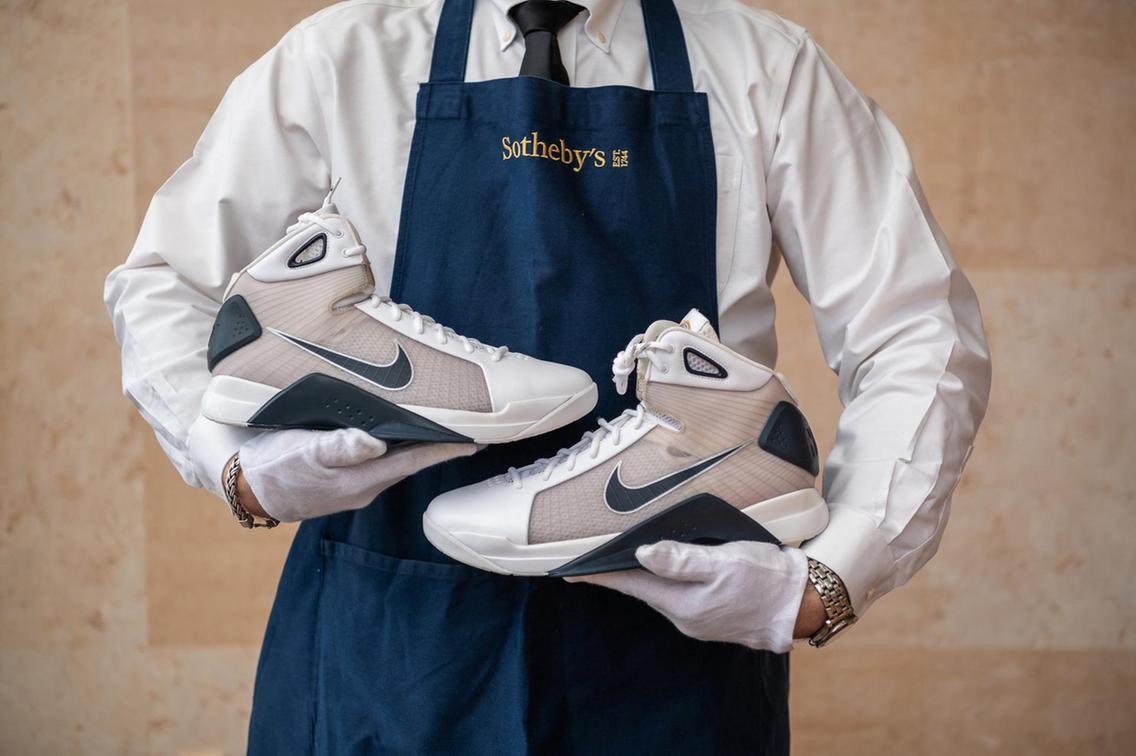 TheNationalNews's tweet photo. Nike #Hyperdunks designed for Barack Obama on sale for $25,000 https://t.co/l4oLAzdnks https://t.co/kNeceVUBR6