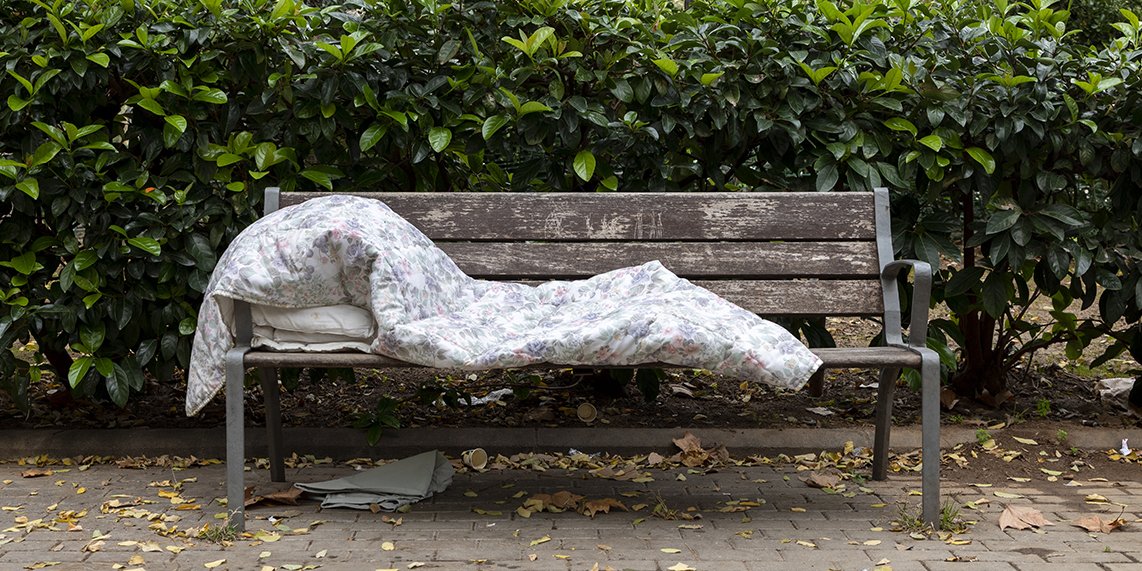 👉 Més habitatge públic i l'accés de les persones sense llar.
👉 Model #HousingFirst i pressupost per als municipis.
👉 Saber quantes persones viuen al carrer.
👉 Una estratègia coordinada en l'àmbit català.

Propostes polítiques que criden #ningúdormintalcarrer! #14F #drets