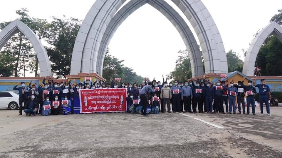 cvdom2021's tweet photo. နေပြည်တော်စည်ပင်ဝန်ထမ်းများ #CDM တွင်ပါဝင် Even Municipal officers in the capital Naypyitaw, now under the siege of unlawful military coup group, has joined #CivilDisobedienceMovement #CDM_Revolution https://t.co/vZMXYez0GY