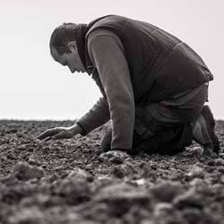 🇫🇷 [#LINédit] Saviez-vous que du lin de 36000 ans avant JC avait été retrouvé ? Qu’au temps des pharaons le lin symbolisait la pureté ? Que les druides du Moyen Âge étaient habillés de lin ? Replongez dans le récit inédit de cette fibre millénaire : ecs.page.link/pvf4g