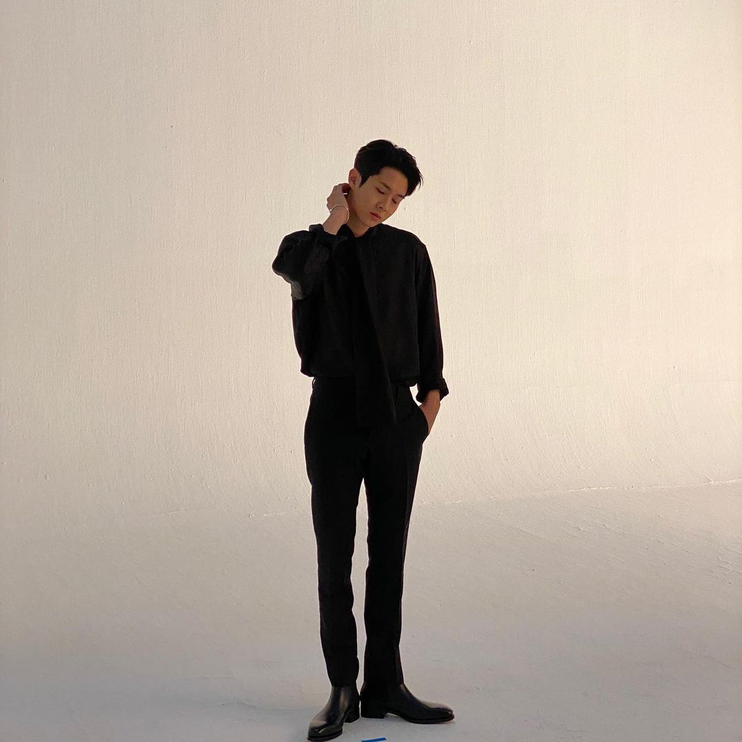 dntlndl's tweet photo. Salutation, people! This is Choi Wooshik, and I'm in dire of needing some company and some friends. If you're my actor and actress mate, also my fellow Management SOOP labelmate, please drop yourself at the replies. A retweet to spread this tweet would be nice, too. https://t.co/bI73jKJbWo
