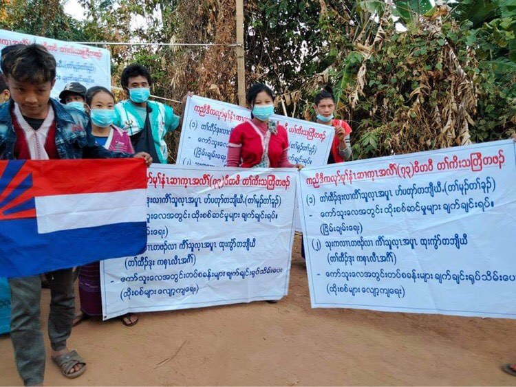 Salute to Karen villagers protesting in front of the Burmese Army's camp today. They're very brave. We should all stand with them in their calls for the withdrawal of Burmese troops from their homeland and to stop attacking them. 

#WhatsHappeningInMyanmar 
#HearTheVioceOfMyanmar