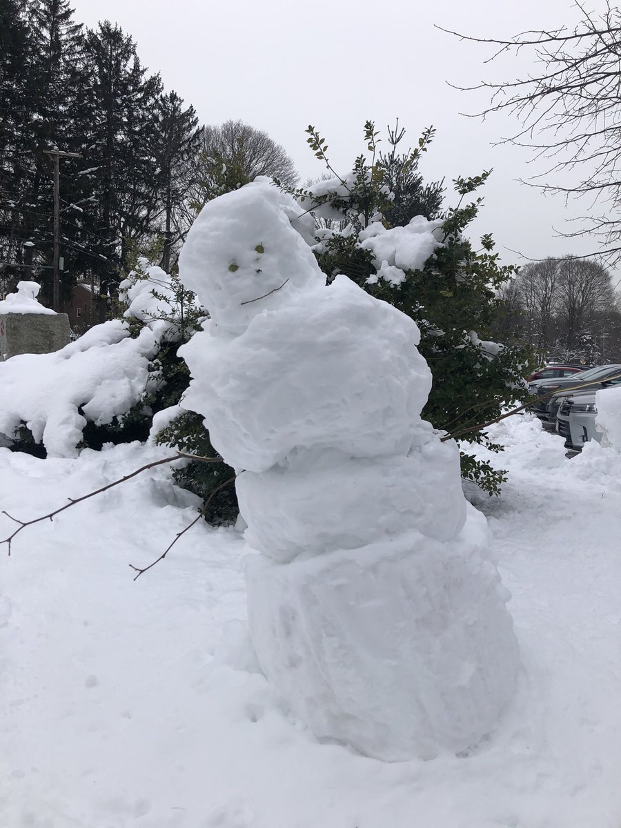 GloverSchool's tweet photo. Does anything say “happy kids learn here” more than snowmen built to greet all of our students? https://t.co/bTKaMF0Ayu