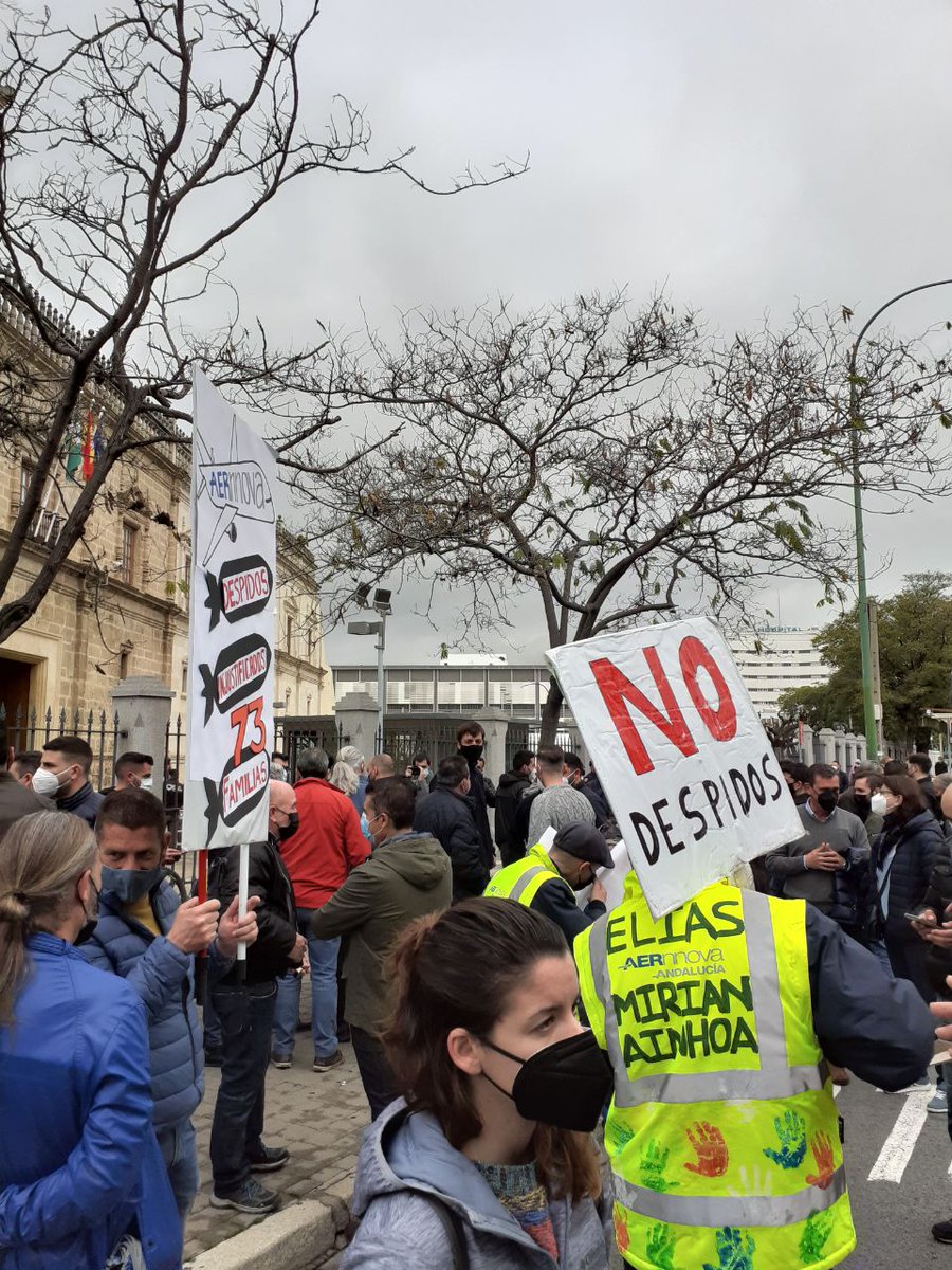 PodemosSevilla's tweet image. Estamos en @ParlamentoAnd apoyando a los trabajadores de #Aernnova. Se enfrentan al despido del 50 por ciento de la plantilla pese a que la empresa tiene beneficios multimillonarios. La violencia económica siempre dispara a los mismos, los de abajo #SevillaHoy