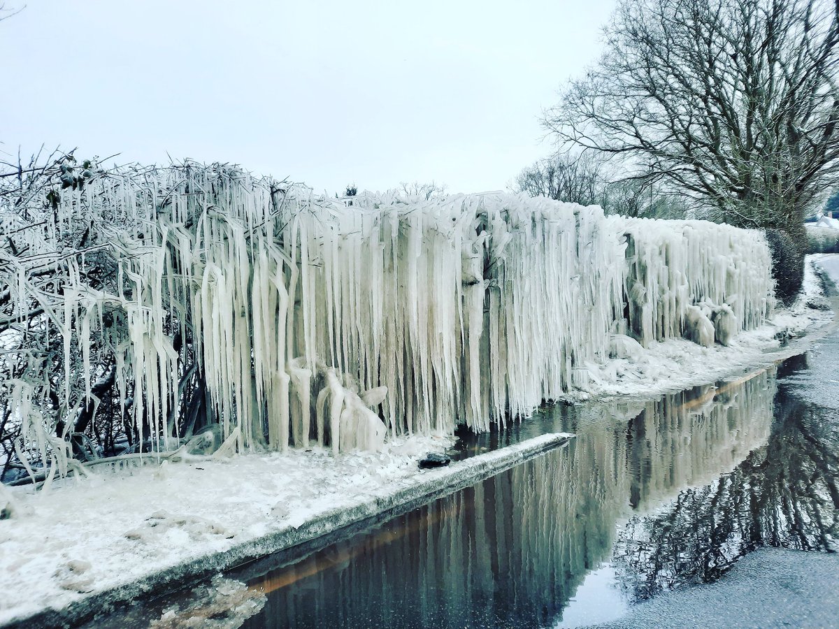 southeast_watch's tweet photo. Never seem them get this big @bbcweather #metoffice #iceicles https://t.co/hsKQ148sfm