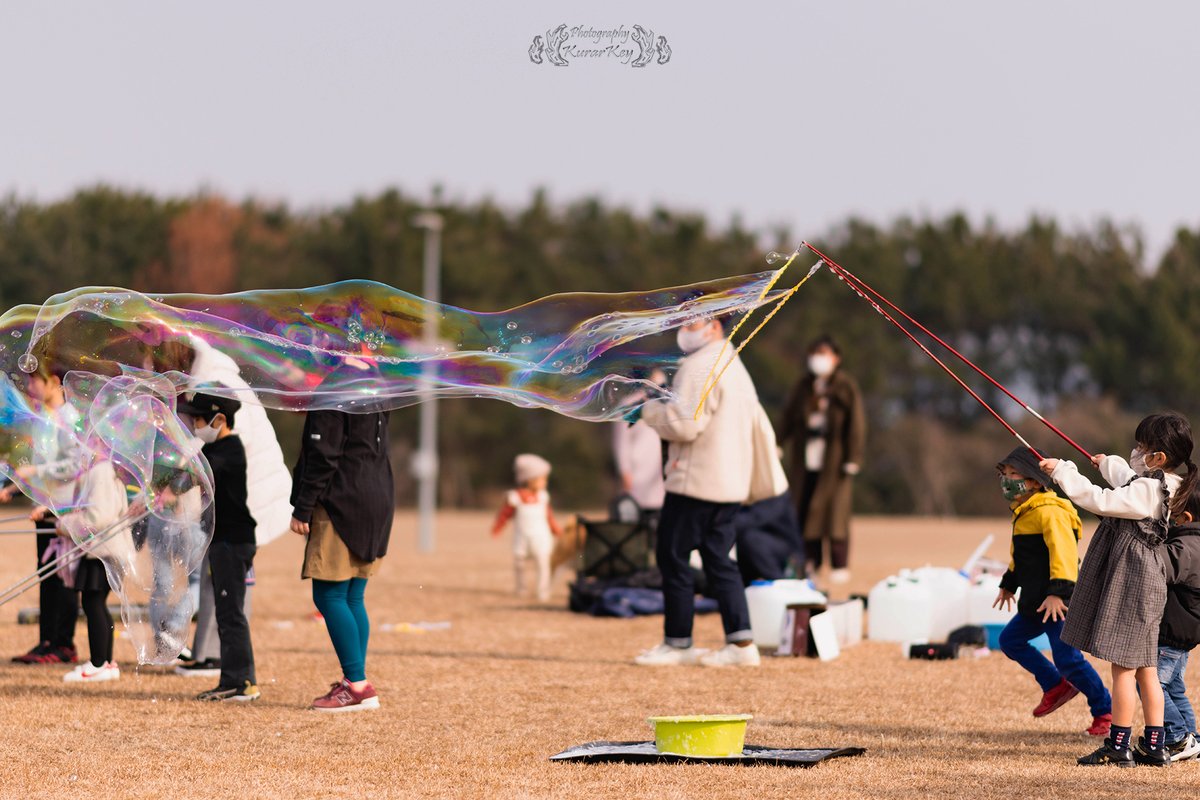 KurarKey's tweet photo. #シャボン玉お兄さん
#シャボン玉職人
#シャボン玉
#きらら博自然公園
#大芝生゙
#日本
#山口県
#山口市
#冬
#東京カメラ部
#写真好きと繋がりたい
#ファインダー越しの私の世界
#orangehalf1127
#Soapbubble
#Japan
#YamaguchiPrefecture
#Yamaguchicity
#winter
#Soapbubblecraftsman https://t.co/mZR5VxWti1