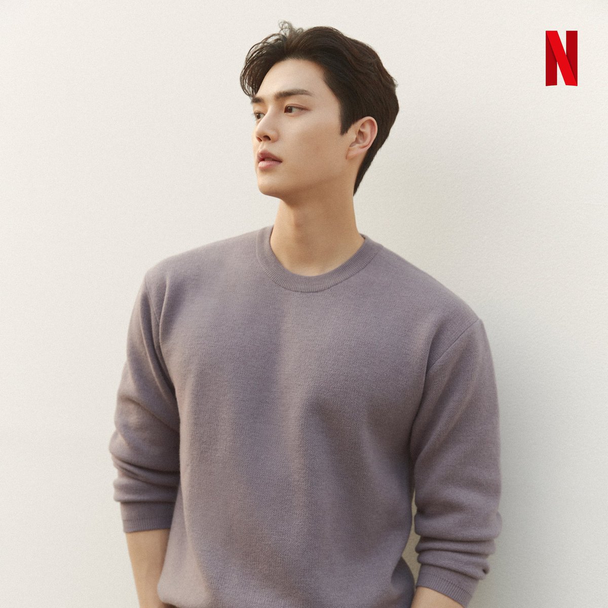 약간 그런 것도 보고싶은데.. 10년만에 25층 호텔 스카이라운지 가는 엘베에서 마주치는 현수은혁. 거기 프로포즈 명소로 유명한데, 각자 연인이랑 같이 온 거지. 25층까지 올라가는 긴 시간 동안, 앞만 보는 척 엘리베이터 문에 비친 서로의 얼굴 훔쳐보며 과거를 더듬는 두 사람.