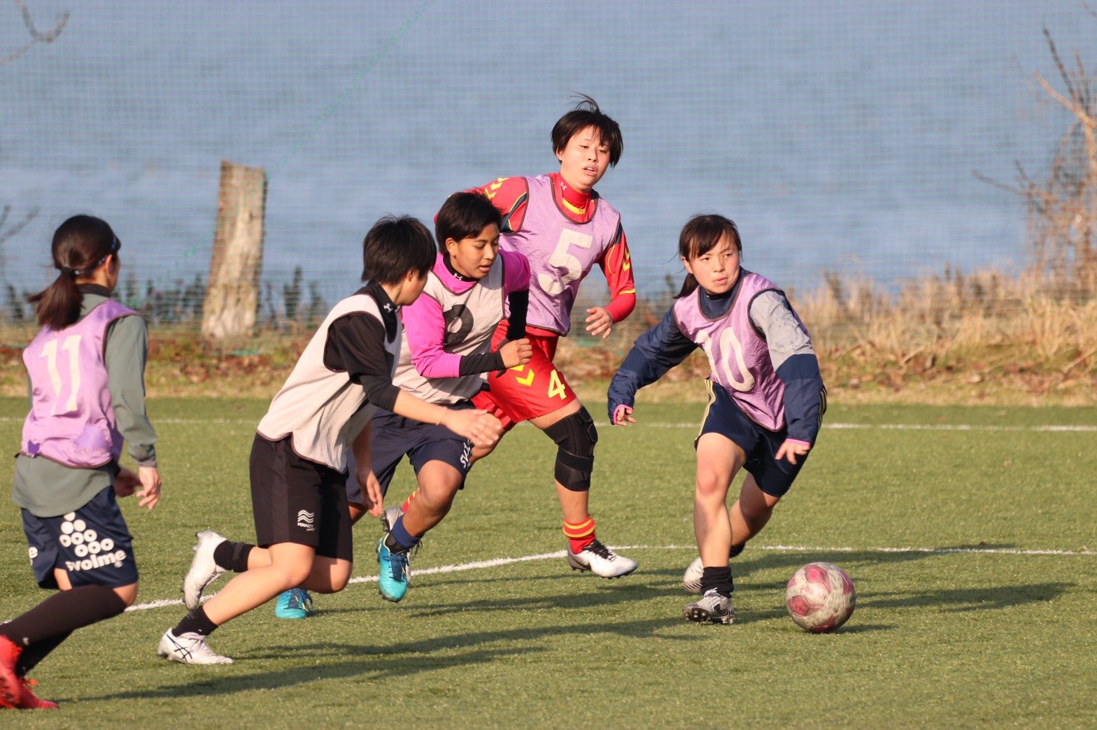 福井工業大学附属福井高校女子サッカー部 こんばんは 今日もあわらでパスコン ボール回し 対人の後ゲームをしました まだまだ味方を見て判断してしまい相手に気付かずボールを失ってしまう事が多いので パスの出し手も 受け手の動き出しも 相手を見