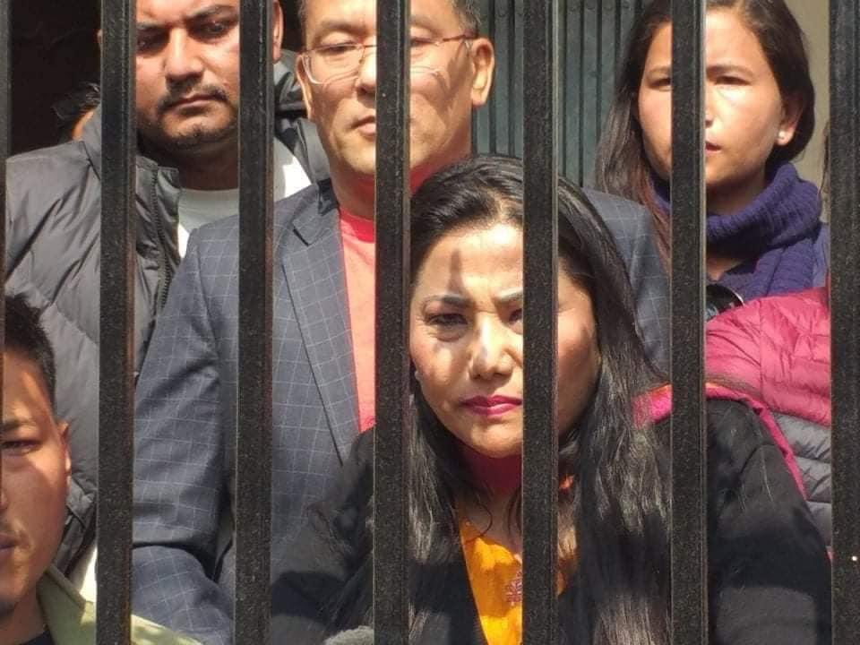 छिट्टै खोल्सामा मिल्किने थाहा हुँदा हूँदै पनि अल्पायुका बुख्याँचाहरु तर्साउन खोज्छन।
