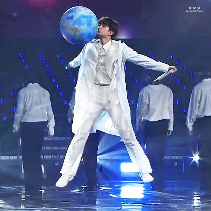 Seokjin Dancing in ᵗᶦⁿʸ - an adorable thread: