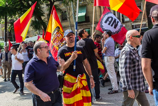 Miquel_R's tweet photo. Sobre cordones sanitarios en Catalunya, alianzas y más: 

Poco se habló en su día de este otro cordón: cuando el PSC se manifestaba con PP, Cs, Vox, PxC, neonazis y fascistas contra el independentismo, convocados por SCC.

Si, marchando todos juntos. https://t.co/QnocNTaRhG