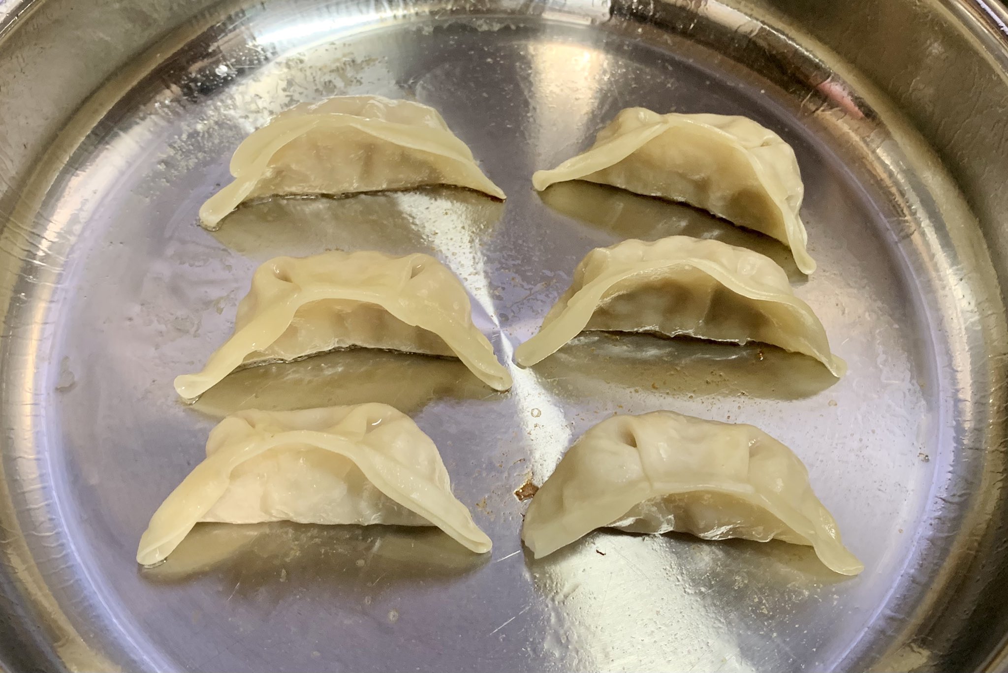 Zapa ステンレスのフライパンがくっつきやすいかどうかの実験2 冷凍餃子編 ツルンとひっくり返る 予熱したフライパン に油を引いて馴染ませ 餃子を載せたら しばらくそのまま 焼き目が付く頃には簡単に剥がれるので 水を入れ蓋を閉めて弱火で蒸し焼き