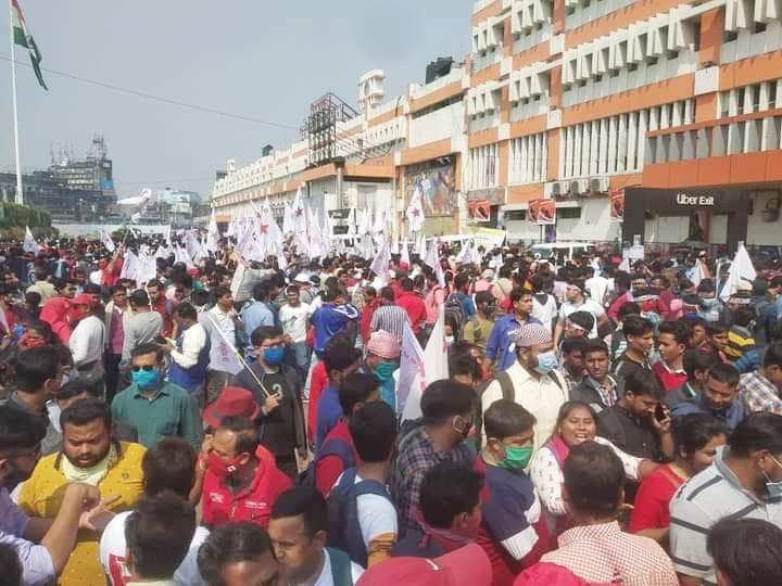 SitaramYechury's tweet photo. Despite State govt’s efforts to prevent, tens of thousands of youth & students marched peacefully in Kolkata demanding jobs & education for all.
Unprecedented lathi charge, badly injuring around 200
could not stop Bengal youth from rising against the BJP & TMC policies. https://t.co/h1muMG4jDq