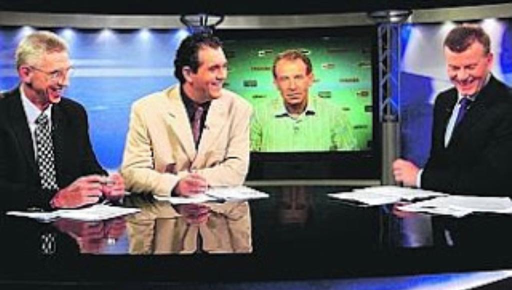 As far as Asian  fans are concerned, the show I’m asked about most is  #FootballFocus. We launched it in the early 2000s when ESPN Star Sports held the rights for  #PremierLeague football across virtually the whole of Asia.Time for a  #ThrowbackThursday  #thread maybe?  (1/n)