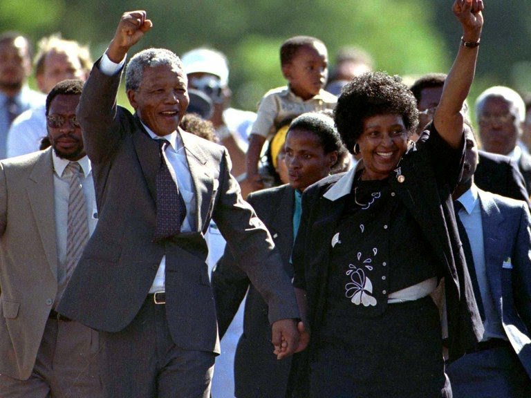 #UnDíaComoHoy, en 1990, Nelson Mandela recobró su libertad después de 27 años de cárcel por el derecho de su pueblo a vivir dignamente sin racismo ni discriminación. ¡Su vida nos inspira!