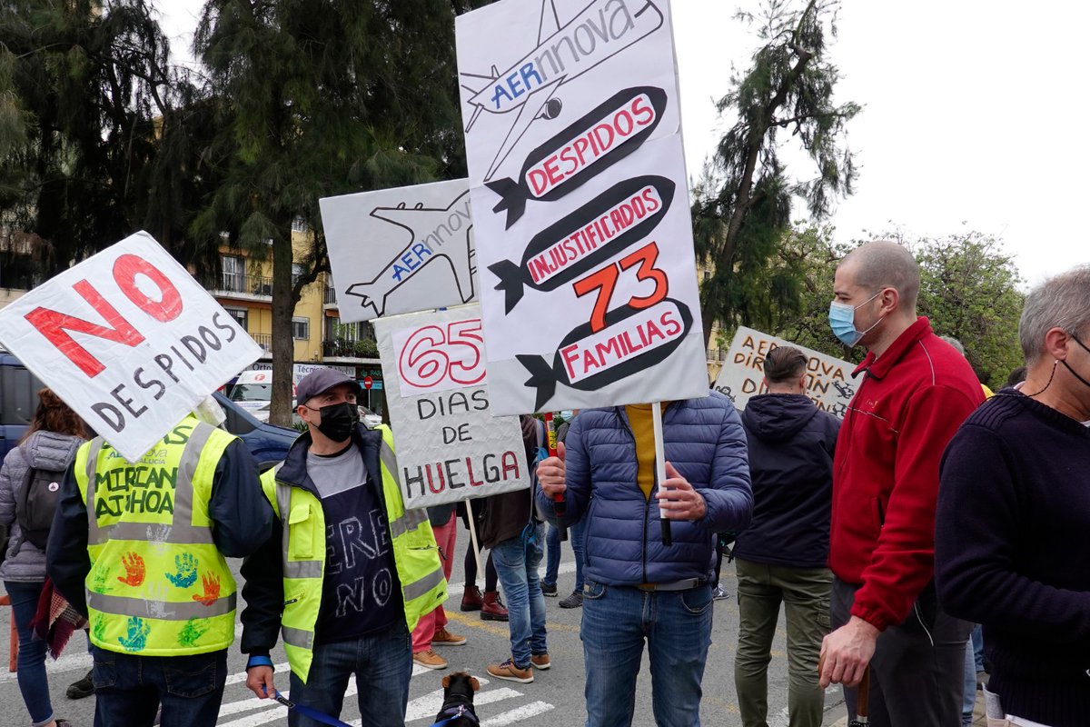 psoedeandalucia's tweet image. ✅Apoyamos a trabajadores de #Aernnova en su concentración ante el @ParlamentoAnd 

Llevan 65 días en huelga en protesta por el ERE planteado para el despido de la mitad de la plantilla.

❌Moreno Bonilla está abandonando a la industria aeronáutica andaluza. Necesitan ayuda.
