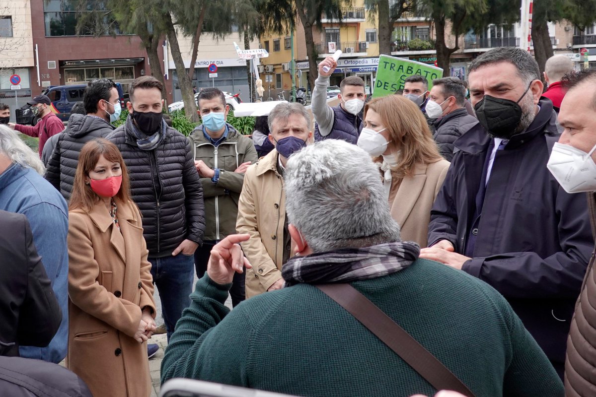 psoedeandalucia's tweet image. ✅Apoyamos a trabajadores de #Aernnova en su concentración ante el @ParlamentoAnd 

Llevan 65 días en huelga en protesta por el ERE planteado para el despido de la mitad de la plantilla.

❌Moreno Bonilla está abandonando a la industria aeronáutica andaluza. Necesitan ayuda.