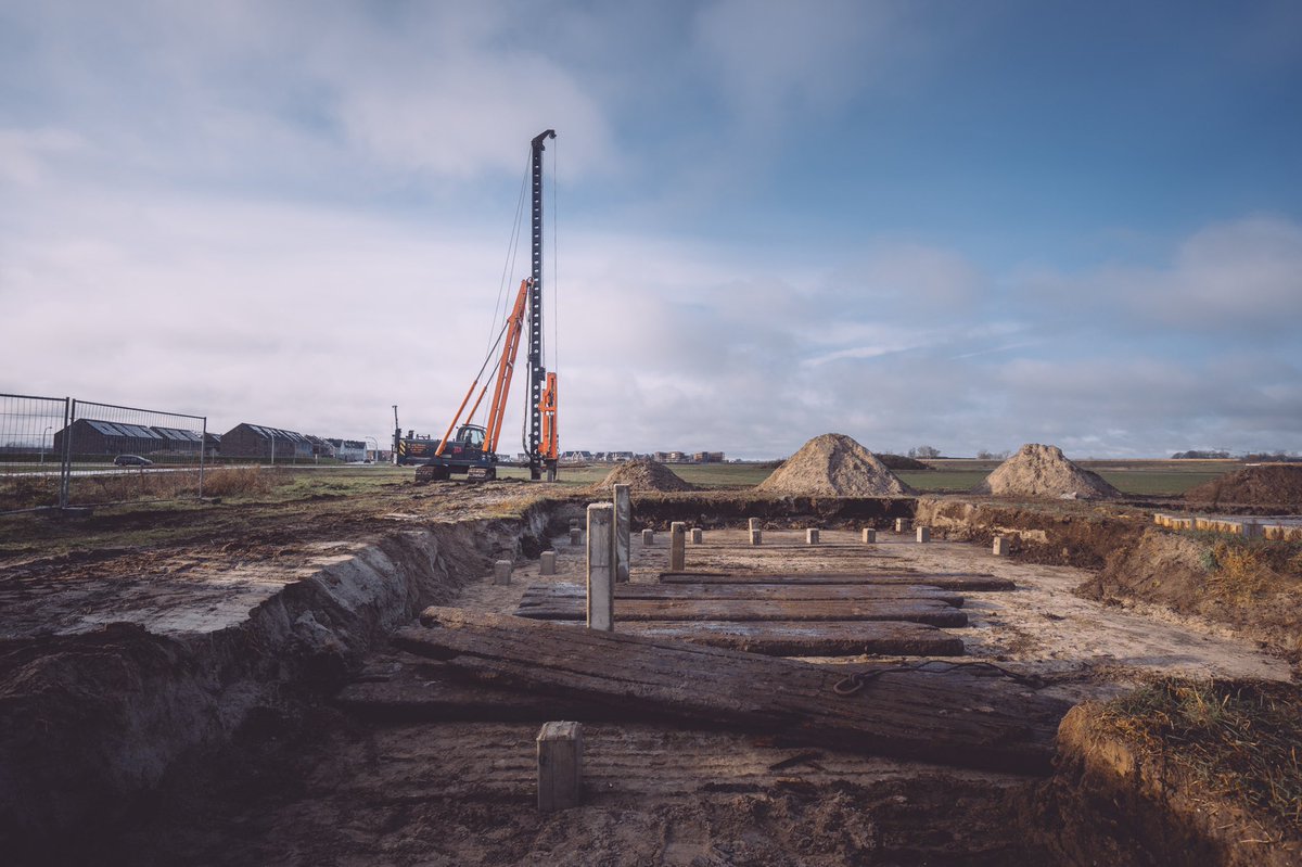 Bouw van bijzondere villa’s in Breezicht
Wij zijn hier gestart met de bouw van twee prachtige villa’s naar ontwerpen van AL architecten uit Zwolle. De ontwerpen voor de villa’s zijn kenmerkend met veel oog voor detail, hoogwaardige afwerking en een strak asymmetrisch lijnenspel.
