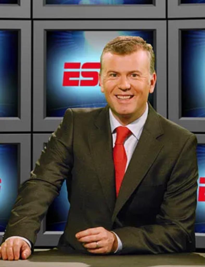 That show informs a lot of what I still do today and the lessons I learned from it are still in my thoughts when I develop and produce any content.And here's me, fuller-faced, hosting  #FootballFocus on ESPN Asia back in the day!(10/n)