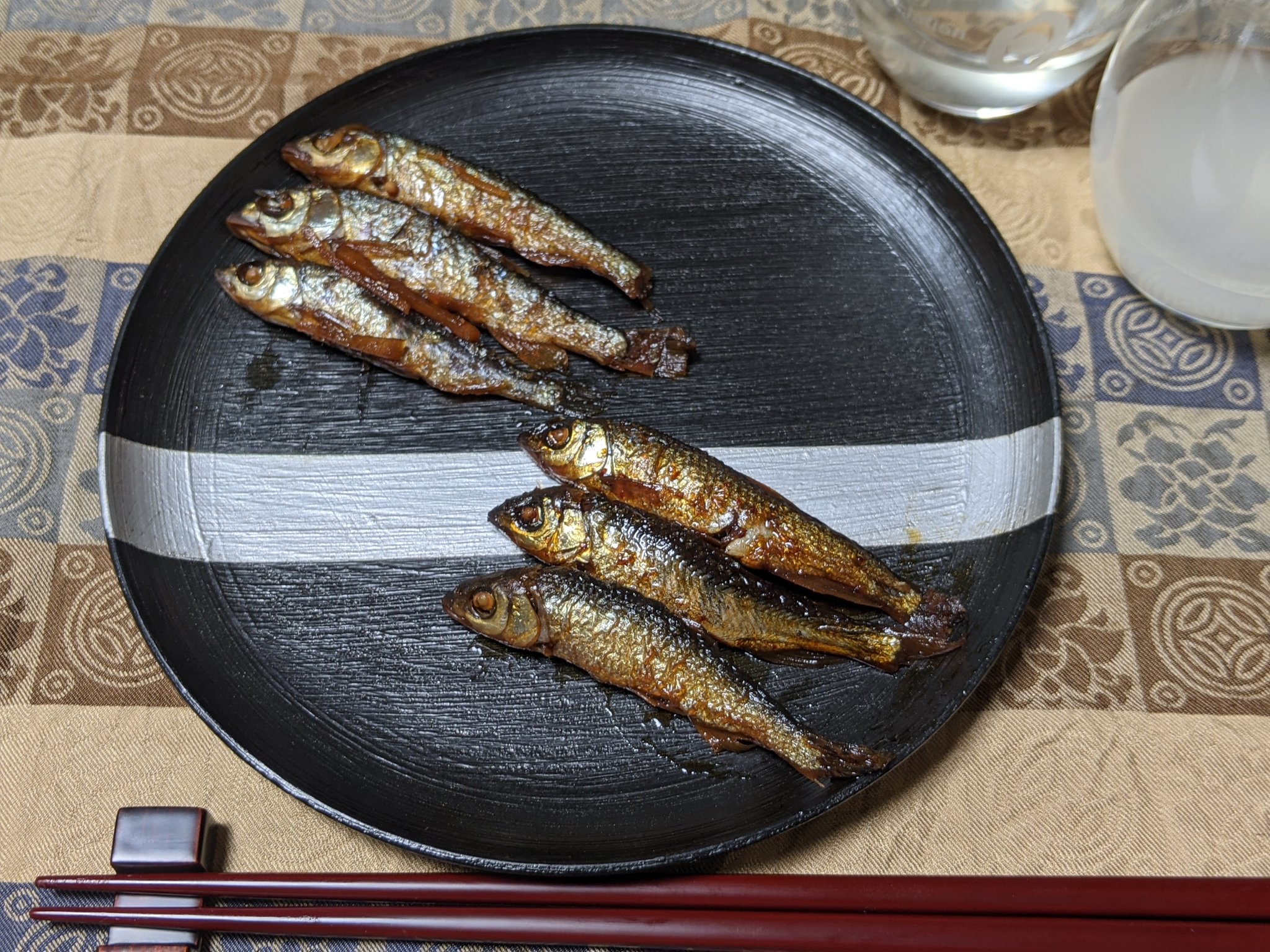 ｃｂｐ フナと納豆の人さん Wormanagoさんからの頂き物その3 オイカワとカワムツの甘露煮 左が岐阜 右が福岡の炊き方 だそうです 岐阜のは結構しょっぱい 福岡の甘辛バランスの方が食べ慣れた感じ どちらもうまい オイカワとカワムツの味の違いはよく