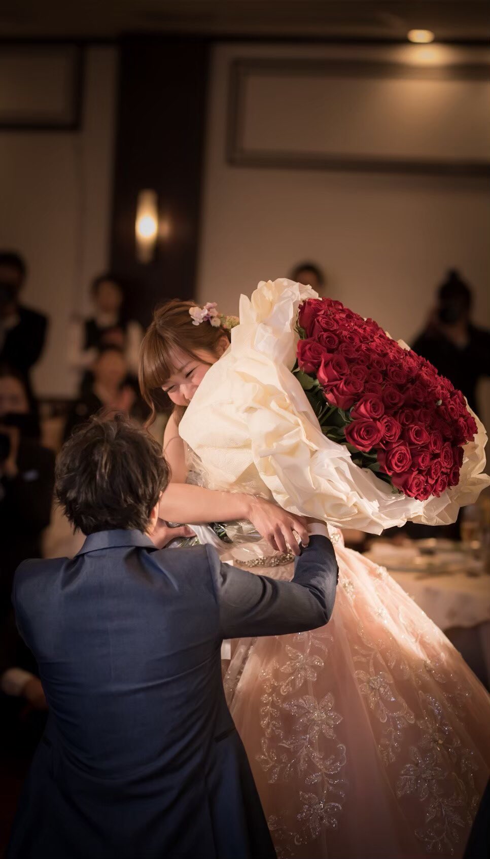 Masaya 家族グラフィーの人 結婚式 妻へのサプライズに愛をこめて100本のバラの花束を贈った するとその後まさかの逆サプライズで妻がピアノを弾いて全員で 愛をこめて花束を を歌ってくれたという感動の出来事をふと思い出して幸せな気分になった