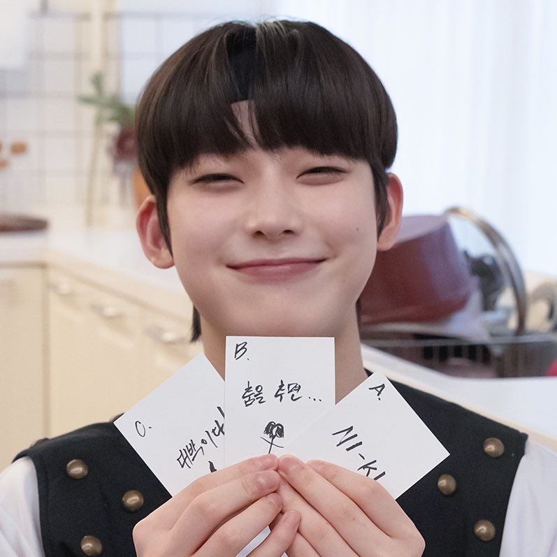 のこ 今日も友達にやっぱソヌに似てるって言われた顔も行動も似てるって最近よく言われるしソヌのほっぺのホクロ同じ場所にあるのもびっくり性別違うけども 自分奥二重でくっきり二重にしたいから整形したいって思ってたけどそのままで良いかな T