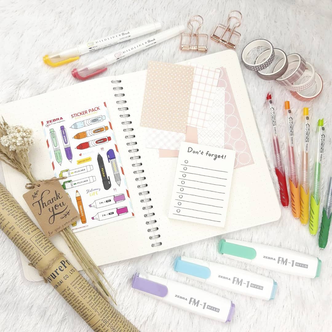 zebraindonesia's tweet photo. Penasaran isi Exclusive Zebra Journal Kit #ZJResolusi2021 ?? Ini dia isinyaa~
Yuk buat bullet journal 'Resolusi 2021' versi kamu dalam Challenge kali ini dan menangkan HADIAH SPESIALnya!! 🎉😍

#zebraindonesia #zebrapen 
#bulletjournalchallenge #challenge
#journalingkit #journal https://t.co/EQYRlfPMMj