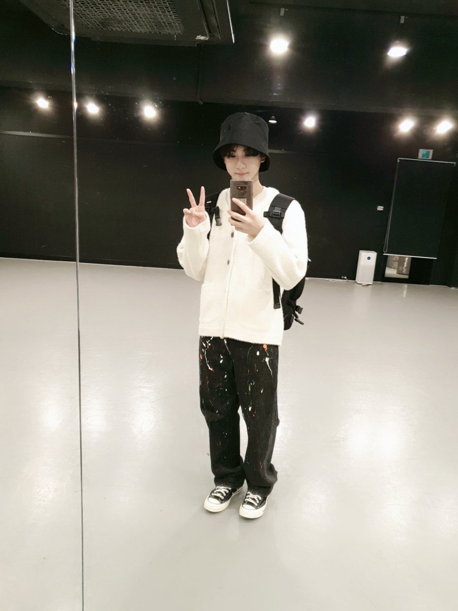 sage_JW's tweet photo. 깜찍이바지와 함께하는 귀염둥이 재질 거울셀카 https://t.co/ow4ZNZAwBT