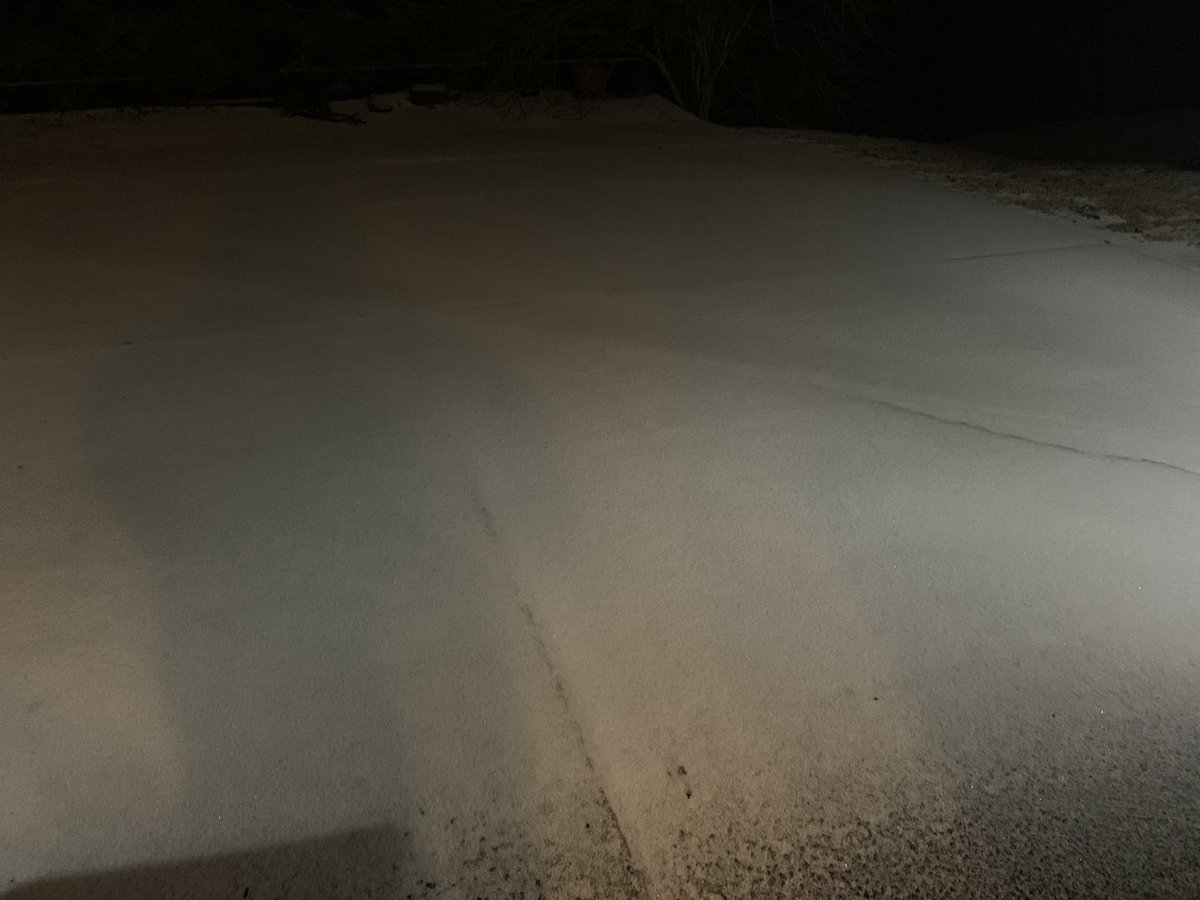 LASmithReports's tweet image. My driveway this morning. All ice! #lotsofworktodo @WDRBNews