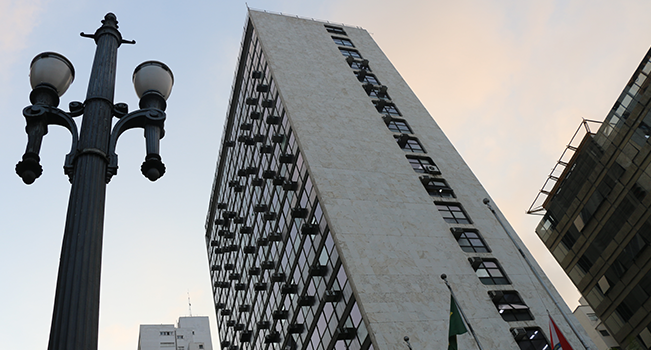 TCESP's tweet image. Levantamento realizado pelo TCESP aponta que, no exercício de 2020, o órgão recebeu mais de 2 mil representações propostas contra editais de licitações lançados no mercado - bit.ly/3tO8hub.

#tcesp #Levantamento #Representações #Tribunal #Editais #Licitação #2020