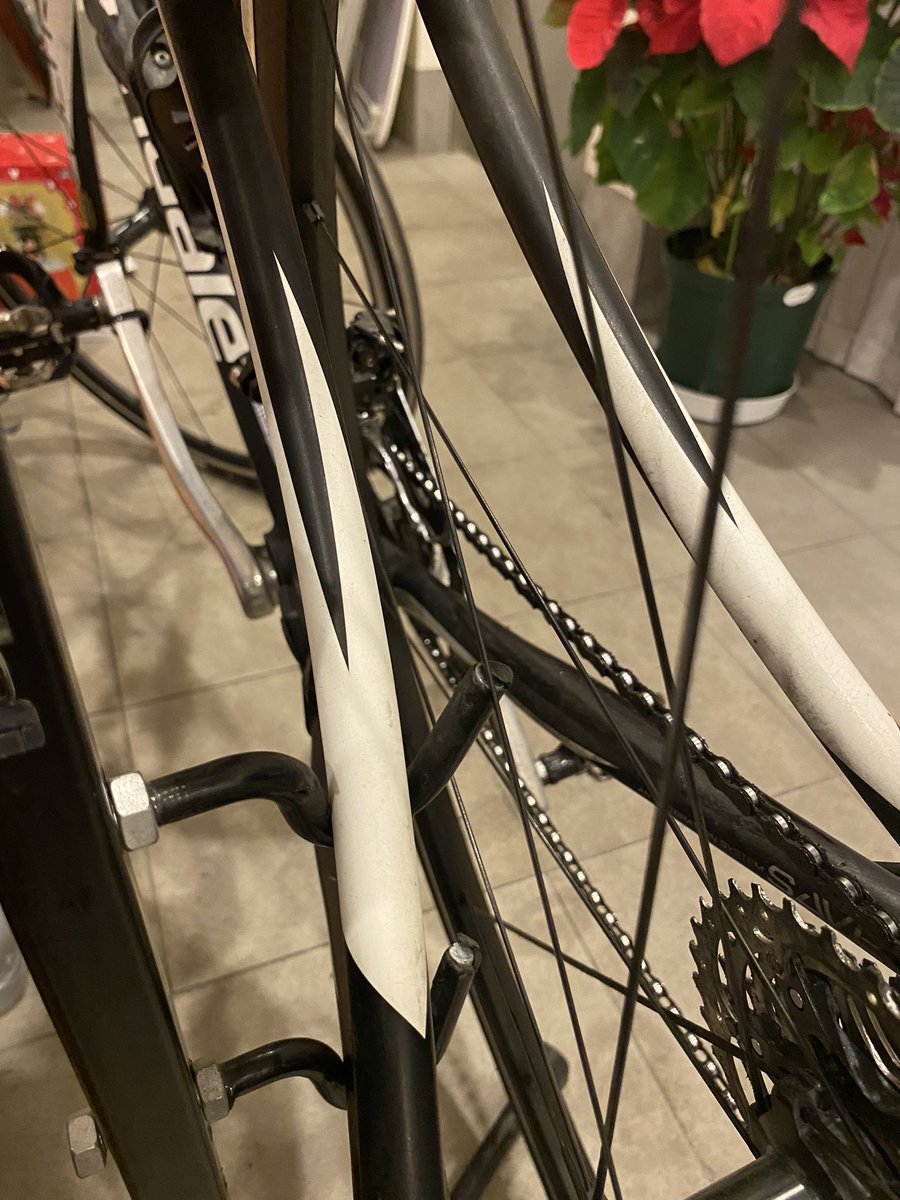 snow_and_star's tweet photo. ロードバイク用スタンドをずいぶん前に買ったけど、Cannondale synapseのフレームは湾曲してたので合わずに困ってました。なので、3Dプリンターで適当にアダプター作ってみたら大体解決しました。#3Dプリンター #QIDI #xsmart https://t.co/XqqzEpXvoU