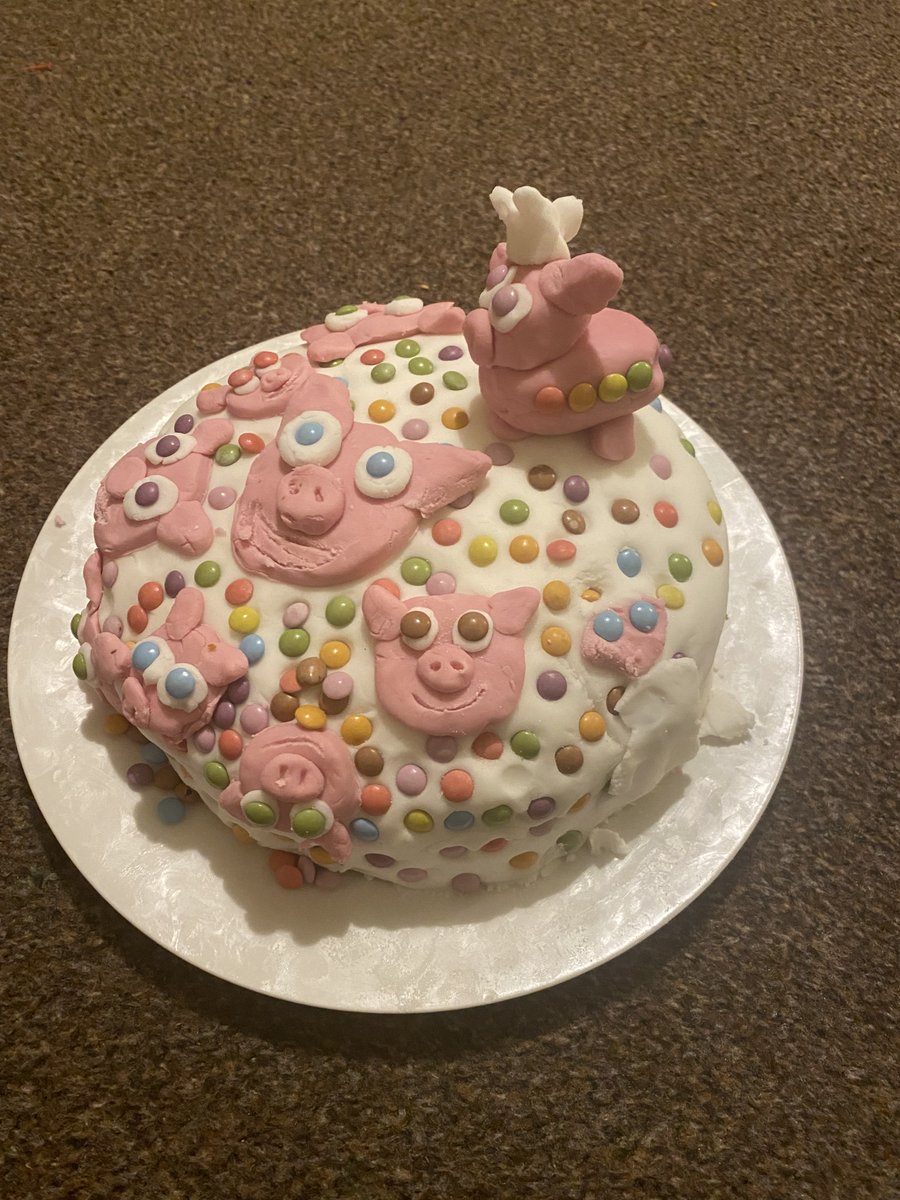 p5a_r's tweet photo. 🎂Some more amazing Bake-off entries coming in.... R baked white choc chip cookies and C made a Pig design cake! 🎂 @OffCastle #cdpsdg7bakeoff #cdpsdg7homelearing https://t.co/ikJSDNAWgC