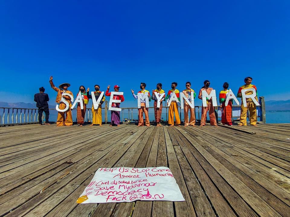 Kzt_azar's tweet photo. Myanmar protesters gathered with more than 300boats for the first time across Phaung Taw Oo Pagoda in #Inle Lake, Nyaung Shwe Township, Taunggyi District, in the morning of Feb 11th.
#SaveMyanmar
#AgainstMilitaryDictatorship
#hearthevoicesfromMyanmar #inlelake #shanstatemyanmar https://t.co/2WqjygXCM4