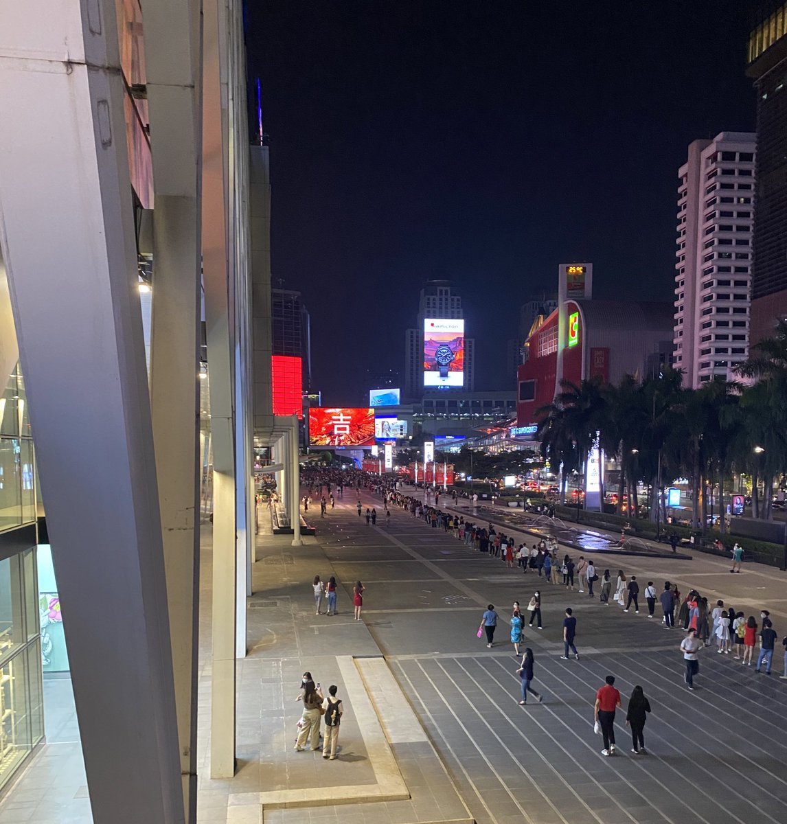 มึง คิวต่อแถวไหว้พระตรีมูรติ กุถามจริง ...