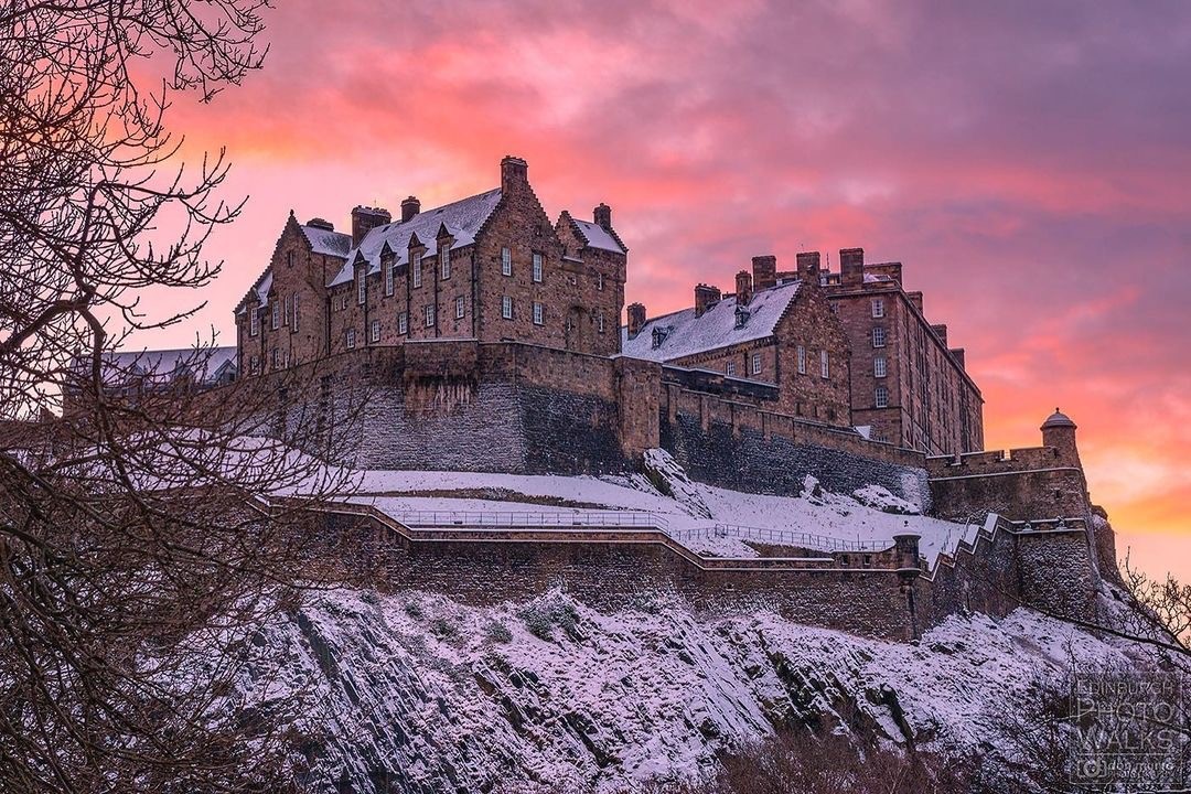 Edinburgh on Twitter: "What a stunning scene to wake up to - a beautiful  sunrise over a snow-covered Edinburgh Castle! 😍 ❄ 📍 Edinburgh Castle 📸  IG/edinburghphotowalks #edinphoto #ForeverEdinburgh @edinburghcastle  https://t.co/J1LFJDVYrJ" /