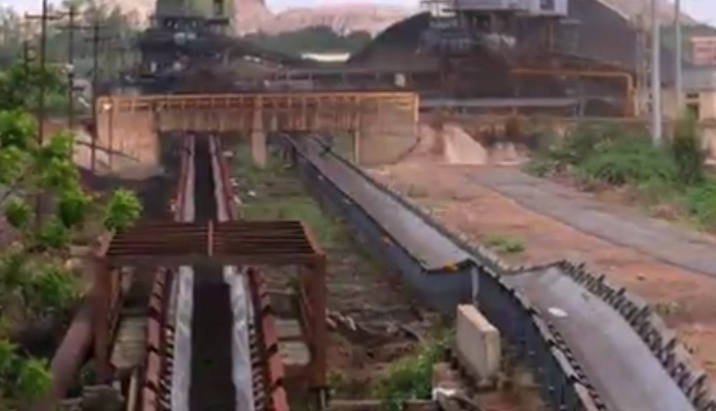 வெண்ணைக்குழி இதுமாதிரி 23 கிராமங்கள்ள வாழ்ந்த மக்கள் தங்களோட நிலத்த NLC நிறுவனத்துக்கு கொடுத்திருக்காங்க.இந்த இடத்துலதான் NLC தொழிலாளர்களுக்கு குடியிருப்பும்,அலுவலகங்களும் கட்டப்பட்டுருக்கு..யோசிச்சு பாருங்க!தலைமுறை தலைமுறையா வாழ்ந்த வந்த இடத்தையும்,வீட்டையும,விவசாயபூமியையும்